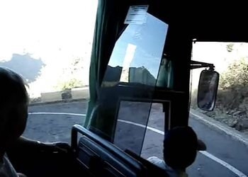 Испанский водитель автобуса чуть не угробил пассажиров
