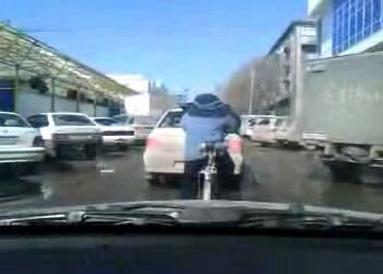 Парень стоит в пробке на ВЕЛОСИПЕДЕ