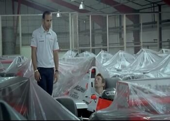 Jenson Button и Lewis Hamilton в гараже McLaren