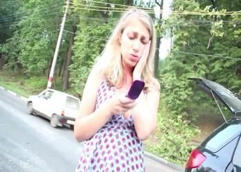 Девушка ловила комара на встречной полосе (осторожно мат)