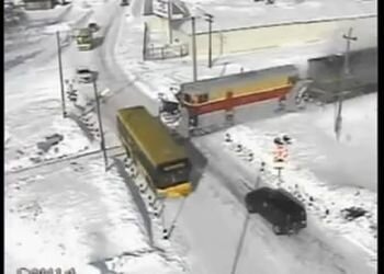 Поезд протаранил автобус
