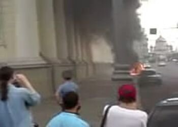 Горящий автомобиль в центре Москвы