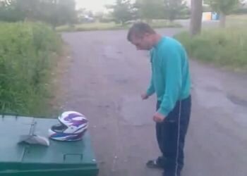 Что крепче мотошлем или голова?