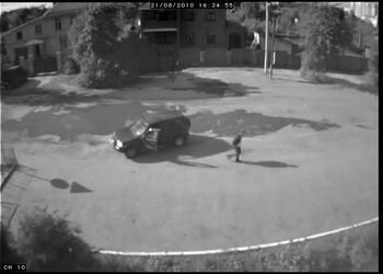 Забыл на ручник поставить?