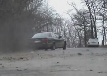 Идиоты гоняют по улицам города на BMW