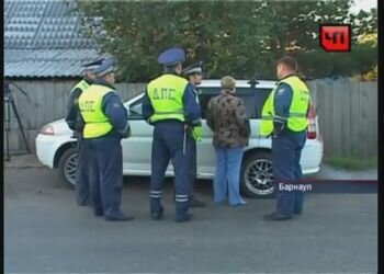 Пьянота не хочет вылезать из машины