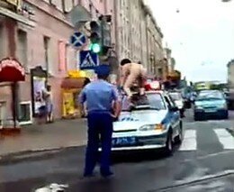 Мужик отжог на крыше машины дпс