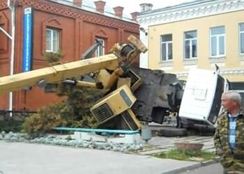 Автокран перевернулся