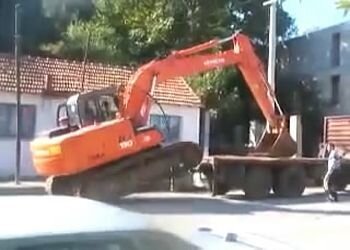 Погрузка экскаватора на грузовик без крана