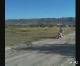 Падение девушки со скутера