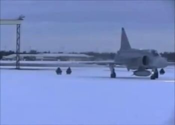 На снегокатах за самолетом