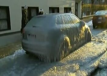 Отколупывание машины от льда