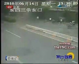 Не разговаривай по телефону когда переходишь дорогу