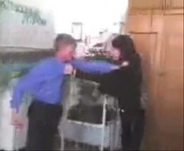 Ученик дерется с учительницей