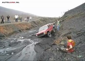 Спасение Джипа из грязевой ловушки