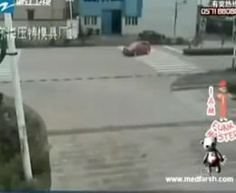 Грузовик раздавил легковой автомобиль