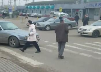 Неадекватный дед стоит на пешеходном переходе