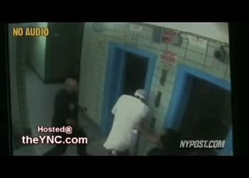 Полицейский избивает чернокожего парня