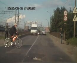 Велосипедист переезжает дорогу