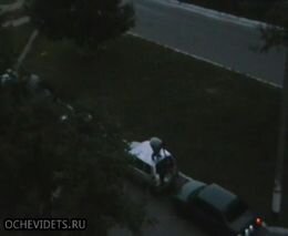 Пьяный парень бьет машины во дворе