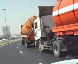 Пробка бензовозов в Дубайах