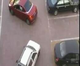 Интересный способ припарковаться на узком парковочном месте