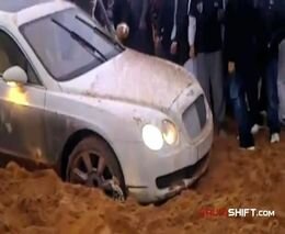 Bentley Continental Flying Spur в арабских песках