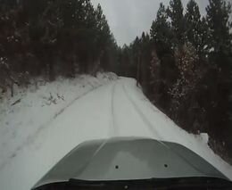 Дрифт на узкой снежной дороге