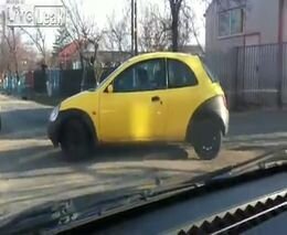 Женщина за рулем Ford Ka