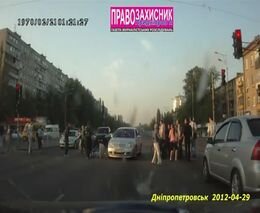 Влетел в толпу людей на переходе