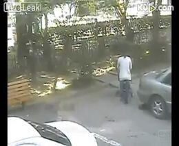 В Китае мать и ребёнка сбил припаркованный автомобиль