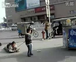 Парнишка выгуливает парализованную маму в Китае