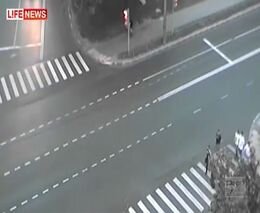 Скорая спасла пешеходов от столкновения