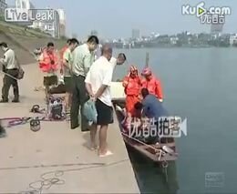 Застрял парнишка