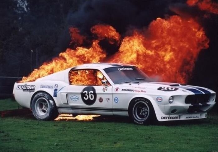 Спортивные автомобили в огне (36 фото)