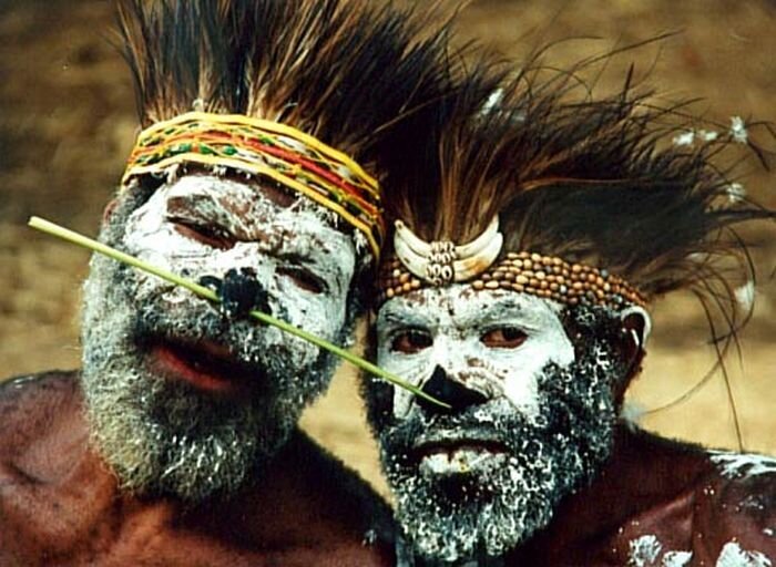 Каннибалы в Папуа (2 фото + текст)