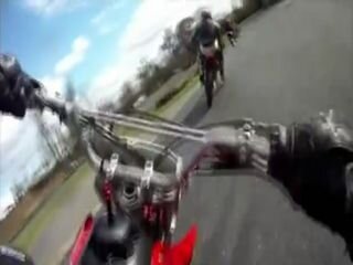 Падение мотоциклиста на гонках