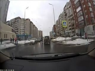 Обиженный пешеход бьет машину
