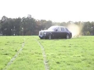 Отжиг по полю на Rolls-Royce Phantom 