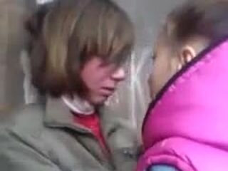 Школьницы чуть не повесили одноклассницу