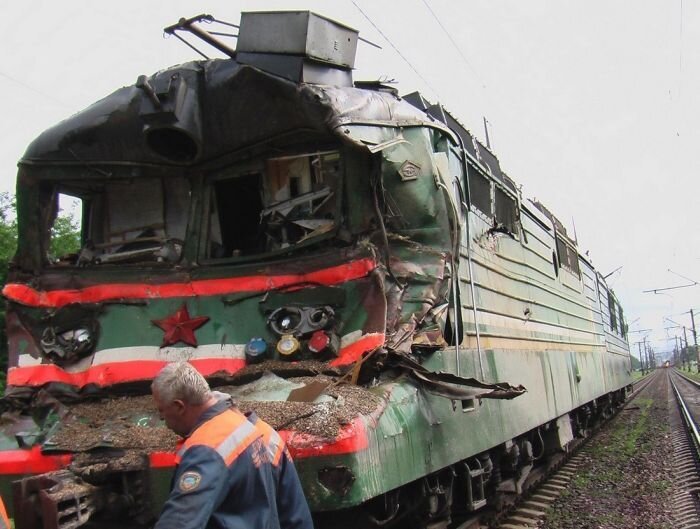 Столкновение электровоза ВЛ80С и груженого щебнем МАЗа (41 фото)