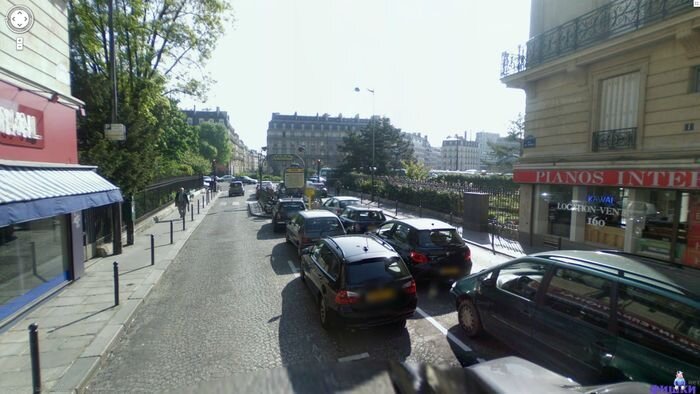 Какой автомобиль стоит у метро в центре Парижа? (4 фото)