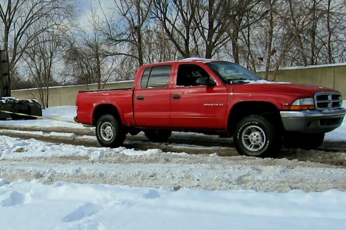 Dodge Dakota вынимает огромную автоцистерну из ловушки