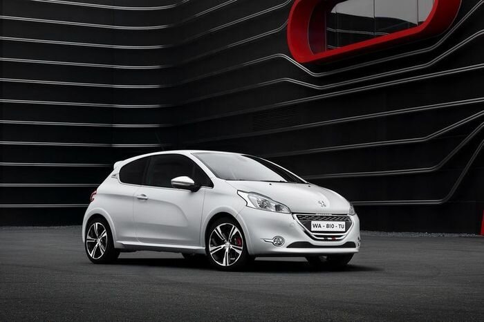 Компания Peugeot представит заряженный 208 GTi (33 фото)
