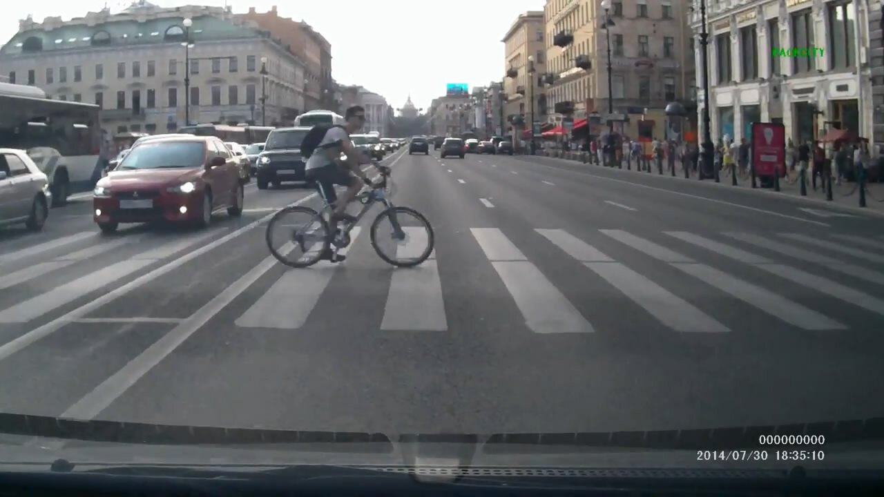 Можно переезжать пешеходный переход на велосипеде. Велосипедист сбил пешехода. Велосипед сбил пешехода. Велосипедист на пешеходном переходе. Велосипедист на зебре.