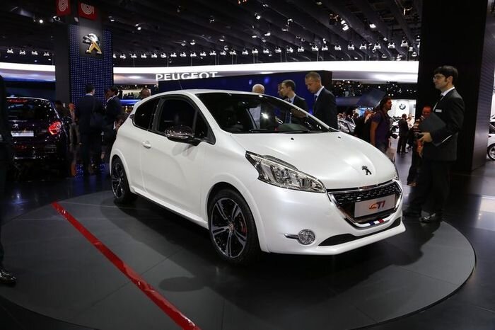 В Париже показали заряженный Peugeot 208 GTi (35 фото+2 видео)