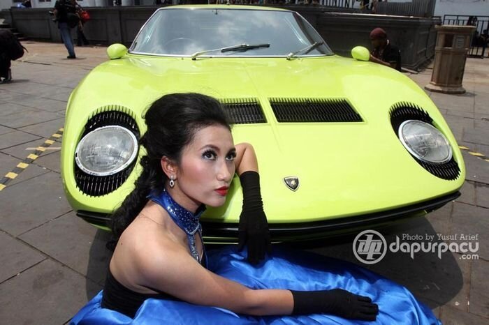 15  Lamborghini в Джакарте в окружении девушек (14 фото)
