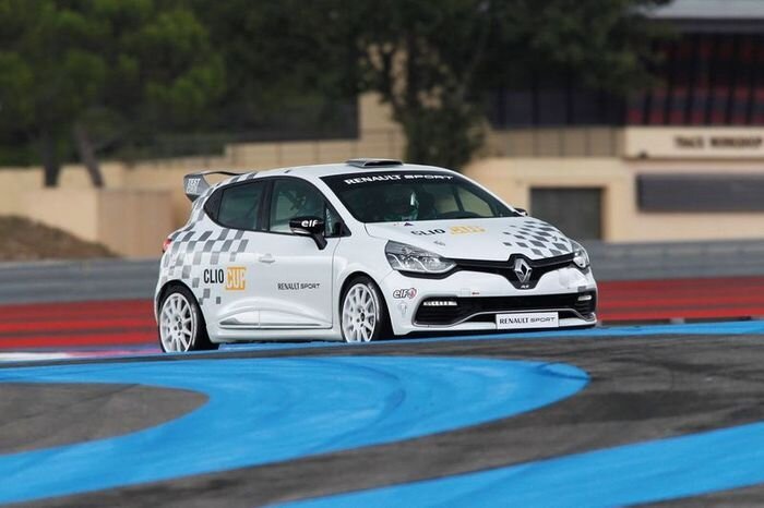 Clio Cup - новая спортивная разработка от компании Renault (3 фото)