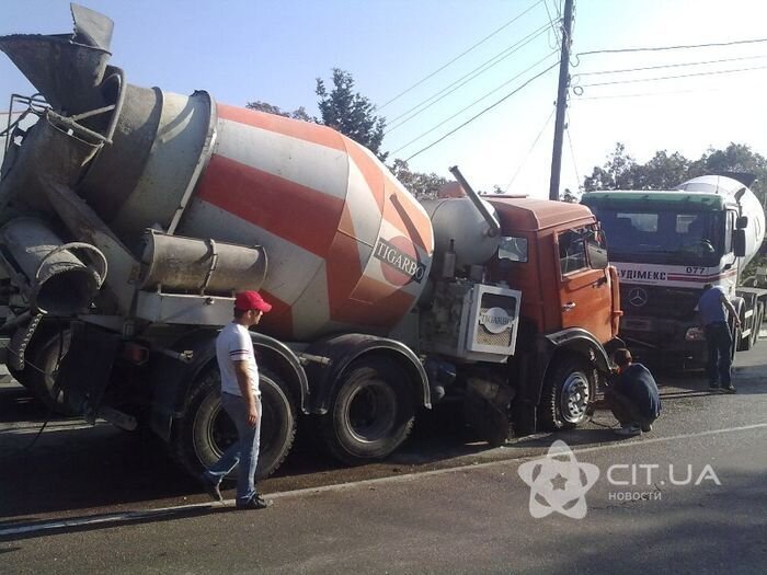 Рискуя жизнью, водитель бетономешалки спас людей на остановке от неуправляемого КАМАЗа (4 фото)