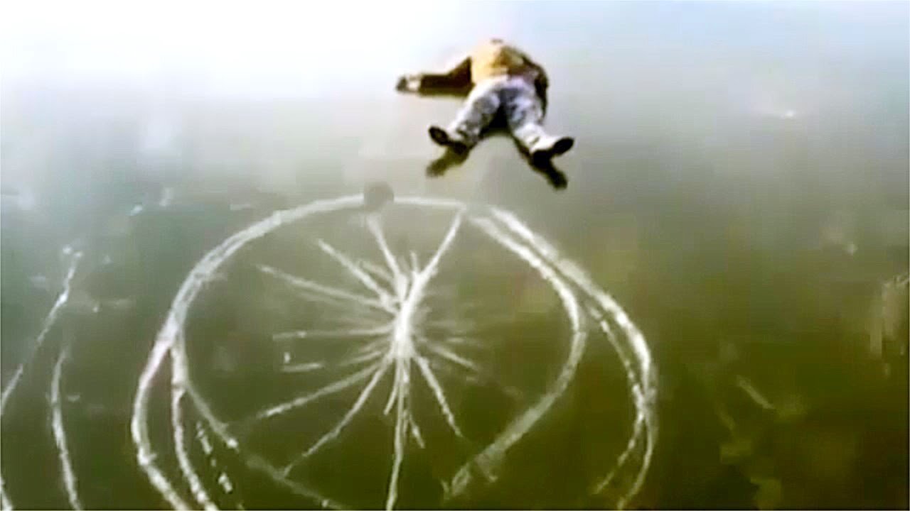 прыгнула на лед. падения фигуристок. человек прыгает в воду. жесткий прыжок. прыжок об лёд gif.